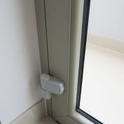 Cửa đi mở quay – Hình 9